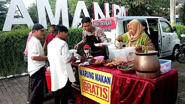 Polisi Di Boyolali Bagikan Sarapan Gratis Untuk Pengendara