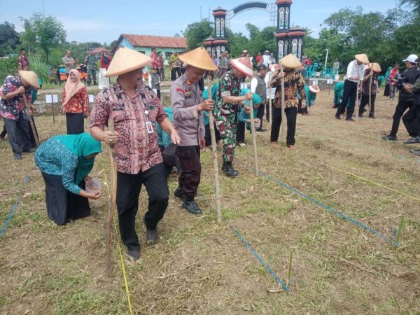 Polres Boyolali Mendukung Inisiatif Penanaman Padi Gogo Di Kalinanas