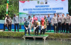 Polres Klaten Tebar Benih Ikan Di Desa Belangwetan, Wujud Dukungan