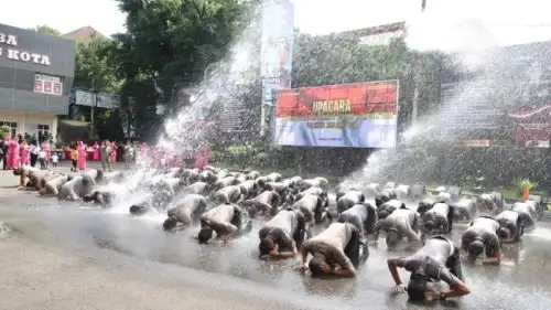 Polresta Malang Berikan Reward, 75 Personel Jalani Mandi Kembang Usai