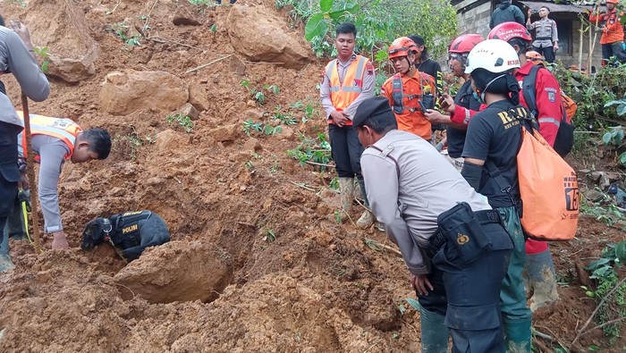 Polri Kirim Pasukan Brimob Untuk Evakuasi Korban Banjir Longsor Di Jateng