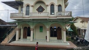 Pria Magelang Bersenjata Tajam Sandera Keluarga Di Masjid