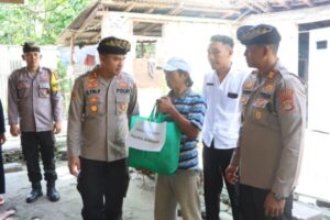 Program Minggu Kasih: Kapolres Jembrana Berikan Bantuan Kepada Warga Kurang