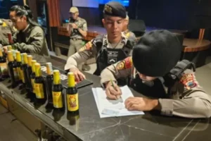 Razia Kafe Sekitar Pantura Pekalongan, Puluhan Botol Miras Disita