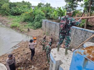 Sinergi Polres Sukoharjo Dan Masyarakat Dalam Pembersihan Bendungan Bengawan Solo