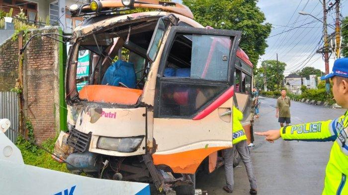 Tabrakan 3 Kendaraan Di Purwokerto, 1 Pelajar Sempat Terjepit Di