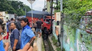 Tabrakan Tragis Di Semarang: Truk Toyota Dyna Hancurkan Dinding Sekolah