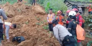 Tanah Longsor Di Berbagai Daerah, Sat Brimob Polda Jateng Serahkan