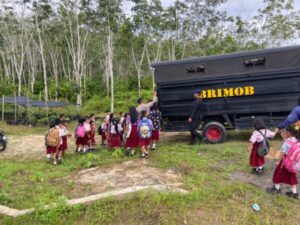 Tanggap Dan Sigap, Brimob Kalteng Bantu Pelajar Yang Terlantar Akibat