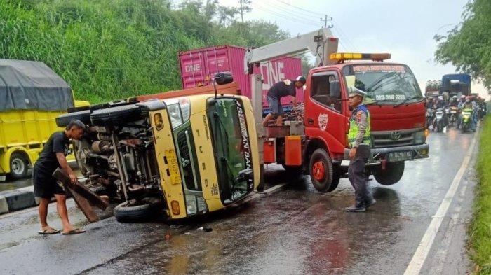 Truk Boks Tabrak Median Dan Terguling Di Jalan Semarang Solo, Lalu