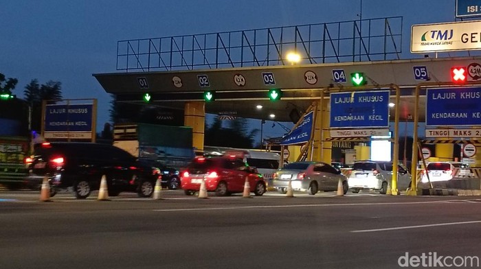 Truk Tronton Tabrak Gerbang Tol Banyumanik, Kejadian Menghambat Akses Lalu