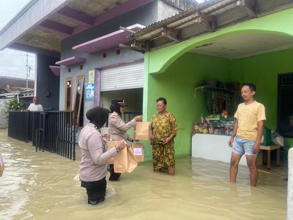 Tulus Bantu Warga, Polwan Dan Bhayangkari Polres Grobogan Hadapi Banjir