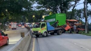 Turunan Pudakpayung Semarang Makan Korban, Truk Kontainer Garmen Tabrak Pohon