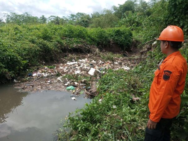 Warga Bersama Bpbd Banyumas Gotong Royong Bersihkan Sungai Bener