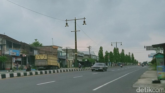 Aksi Berbahaya, Bus Mira Ngeblong Lawan Arah Di Jalan Jogja Solo,