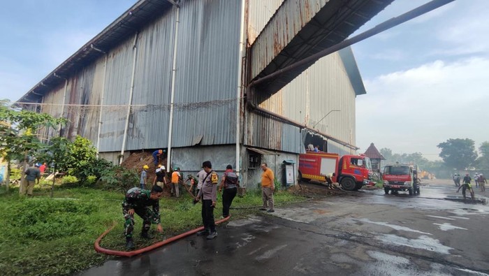 Api Melahap Gudang Pabrik Gula Di Tayu Pati, Petugas Berjibaku