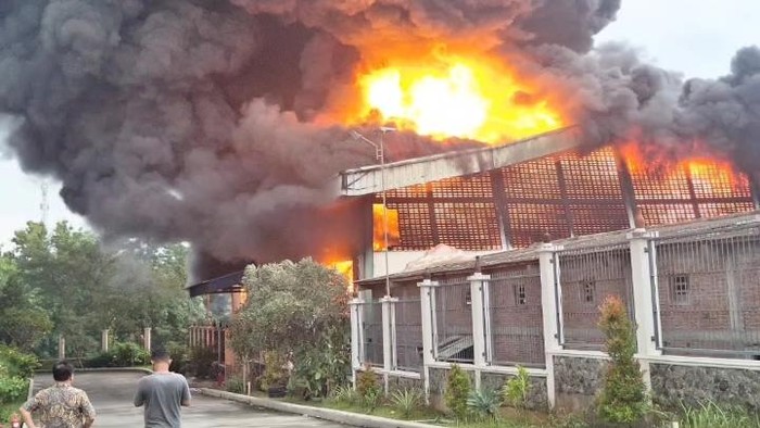 Api Melahap Pabrik Sepatu Di Kalijambe Sragen, Petugas Berusaha Memadamkan