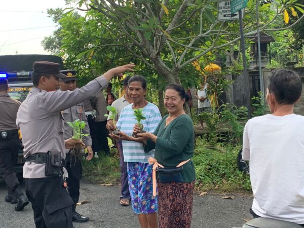 Bagikan Bibit Cabai Dan Terong, Polsek Kota Jembrana Dorong Kemandirian