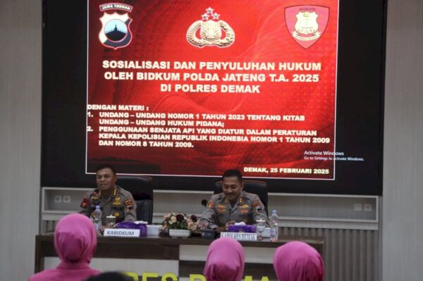 Bidkum Polda Jateng Sampaikan Arahan Khusus Bagi Personel Polres Demak