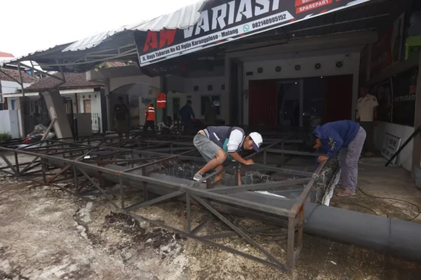 Cuaca Ekstrem, Angin Kencang Robohkan Pohon Dan Papan Reklame Di