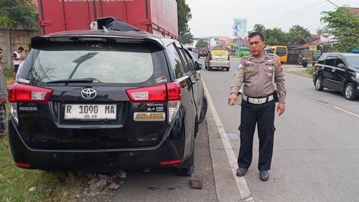 Diduga Mengantuk, Sopir Innova Hitam Tabrak Truk Tronton Di Cilacap