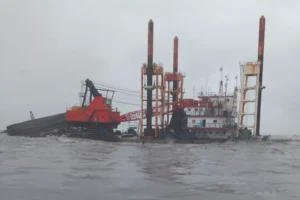 Dua Kapal Kandas Di Pantai Cipta Tanjung Emas Semarang, Polairud