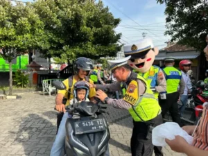 Dukung Keselamatan Berkendara, Polisi Grobogan Bagikan Helm Untuk Anak