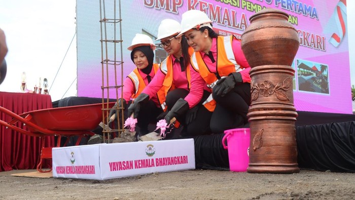 Dukung Pendidikan, Istri Kapolri Resmikan Pembangunan Smp Kemala Bhayangkari Di