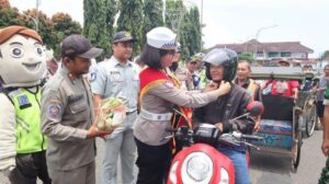 Edukasi Tertib Lalu Lintas, Satlantas Polres Purbalingga Bagikan Sayuran Dan