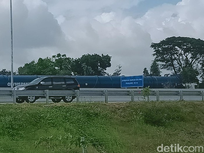 Empat Truk Bermuatan Tabung Raksasa Terjebak Di Tol Klaten, Tertahan