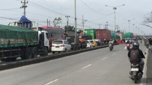 Imbas Banjir, Polisi Rekayasa Lalu Lintas Di Jalan Pantura Semarang Demak