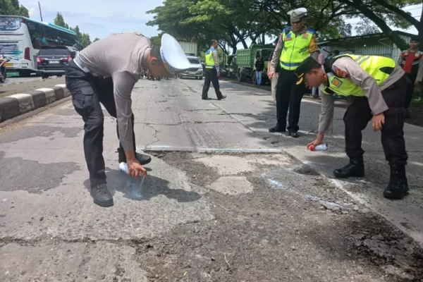 Jalan Berlubang Di Jalur Pantura Sebabkan Kecelakaan, Polres Demak Pasang