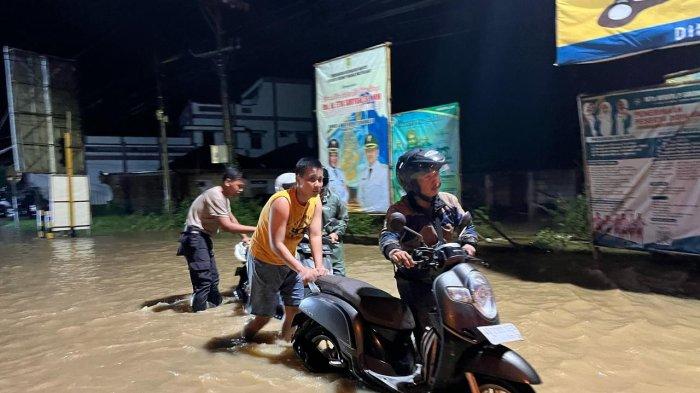 Jalur Solo Wonogiri Lumpuh Diterjang Banjir, Pengendara Dievakuasi Menggunakan Truk Polisi