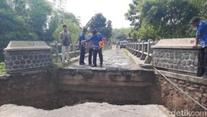 Jembatan Di Pucakwangi Pati Runtuh, Truk Gabah Jadi Kendala Evakuasi