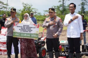 Kapolri Dan Sri Sultan Hb X Tanam Jagung Bersama Di