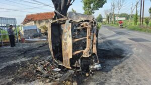 Kecelakaan Di Grobogan, Mobil Pikap Muatan Tiner Terbakar Total