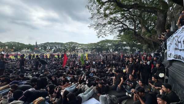 Kombes Pol Nanang Basah Kuyup Saat Kawal Aksi Damai Mahasiswa