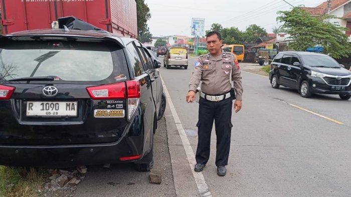 Lalai Jaga Jarak, Innova Tabrak Tronton Di Cilacap, Sopir Dan