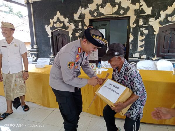 Lewat Minggu Kasih, Kapolres Jembrana Berikan Bantuan Kepada Warga Pulukan