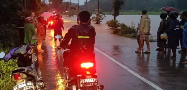 Luapan Air Di Nguter Sukoharjo Putuskan Akses Jalan Ke Wonogiri