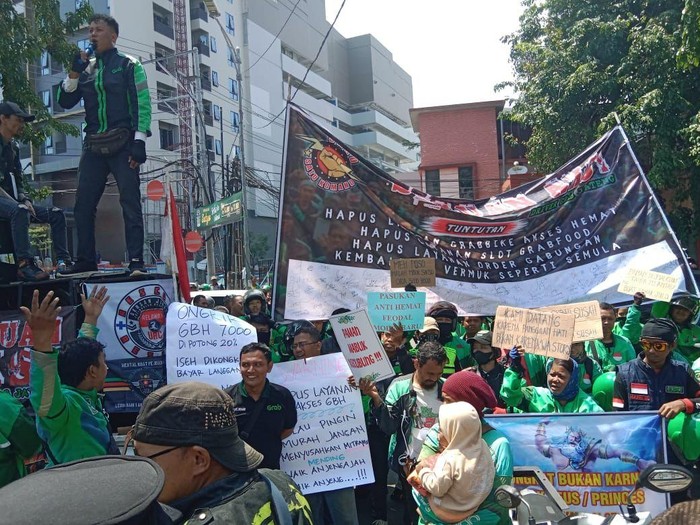 Massa Ojol Berdemo Di Semarang, Desak Hapus Akses Hemat