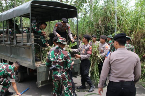 Melalui Karya Bakti Bersama, Tni Polri Teguhkan Semangat Gotong Royong