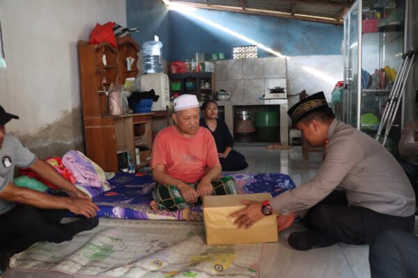 Minggu Kasih, Kapolres Jembrana Bagikan Bantuan Sosial Untuk Warga Kurang