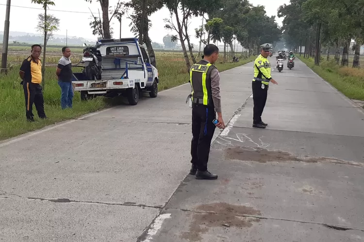 Nahas! Seorang Pemotor Tewas Terlindas Bus Di Jalan Raya Bukateja