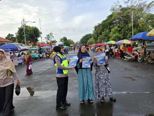 Operasi Keselamatan Candi 2025: Polres Batang Bagikan Brosur Dan Stiker