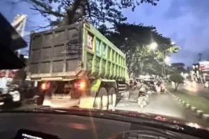 Pelanggaran Lalu Lintas! Truk Lewati Jalur Silayur Ngaliyan Di Waktu