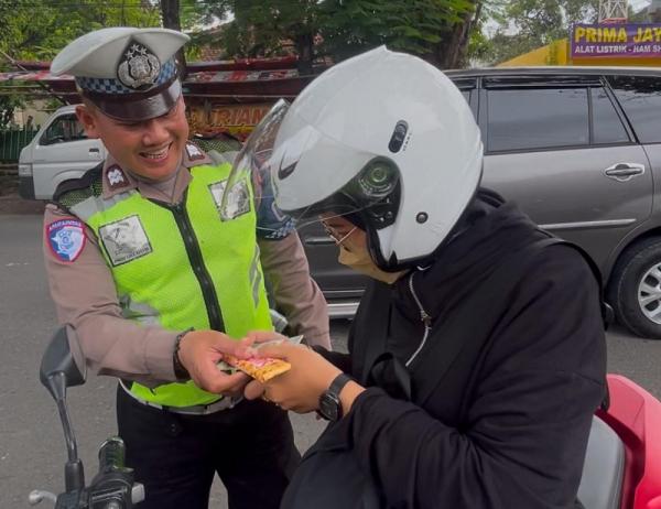 Pengendara Tertib Di Grobogan Terima Hadiah Cokelat Dari Sat Lantas