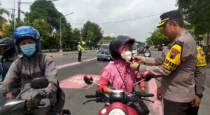 Polres Karanganyar Beri Apresiasi Ke Pengendara Dengan Coklat Dan Helm