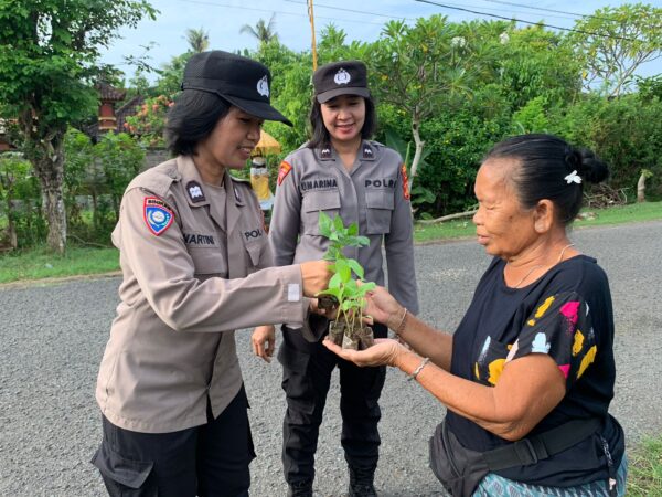 Polsek Kota Jembrana Bagikan Bibit Cabai Dan Terong Untuk Dukung