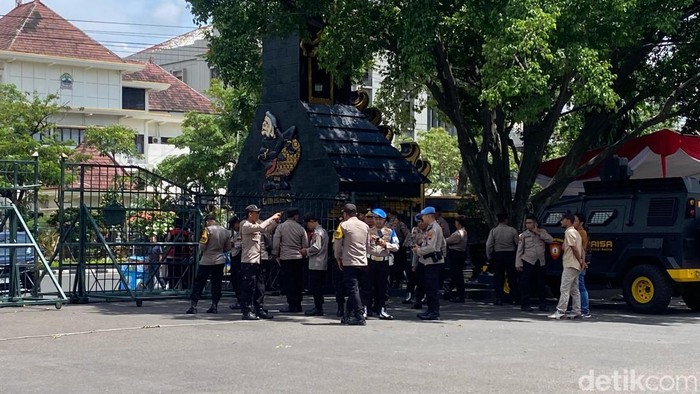 Ribuan Mahasiswa Gelar Aksi “semarang Menggugat”, Aparat Kepolisian Siaga